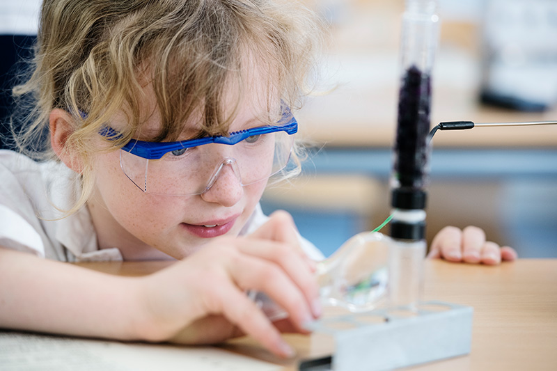 Kleine Forscher*innen: Entdecke die Welt der Wissenschaft